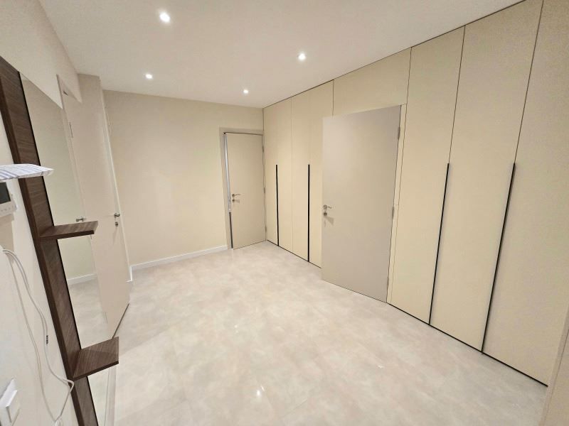 Продава се Тристаен апартамент в София, Център - 187 кв.м за 3198 €/кв.м - Снимка #2