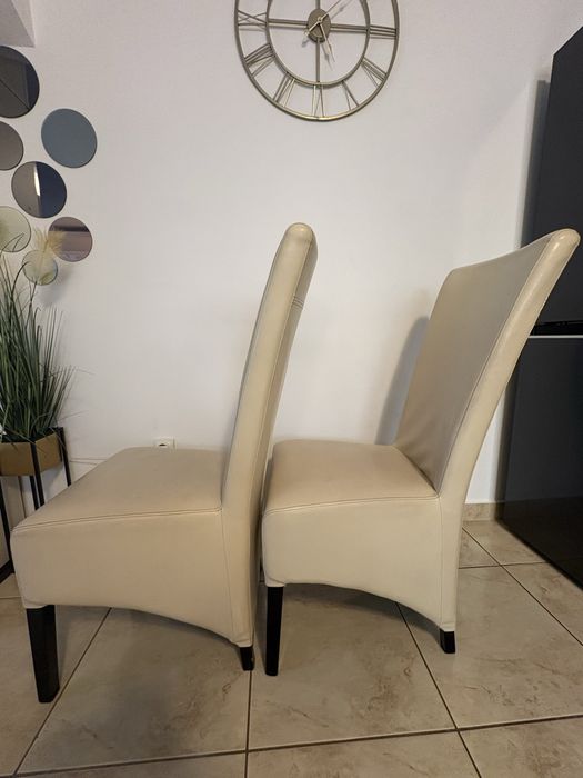 2 scaune tapițate culoare crem / ivoire (model înalt, foarte confortabile)