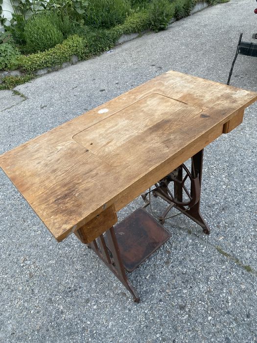 Ретро шевна машина Veritas с маса