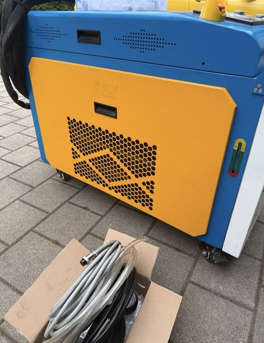 Лазерен заваръчен апарат за заваряване, рязане и почистване. Мобилен.