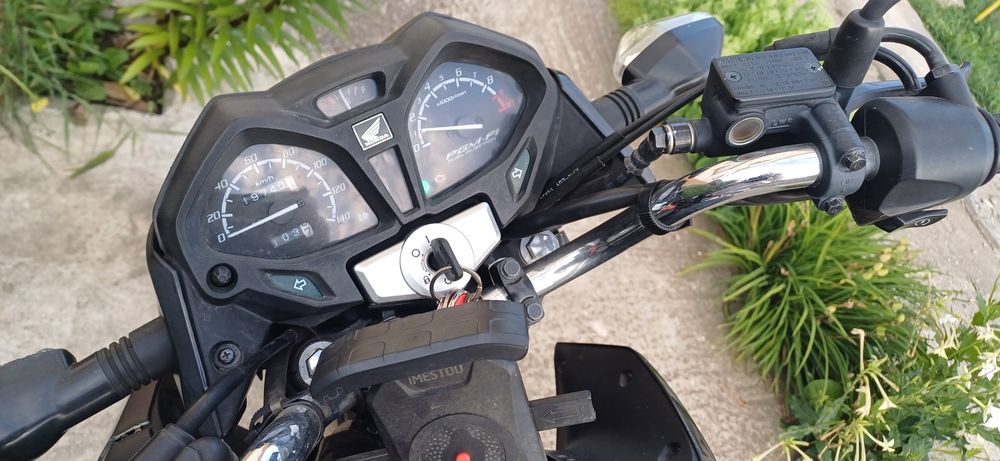 Vând motocicleta Honda CB125