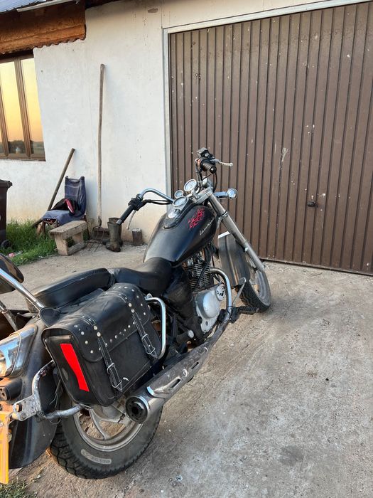 Schimb  cu  motocross de 250 cc.Motocicleta Lexmoto 125 cc Lowride