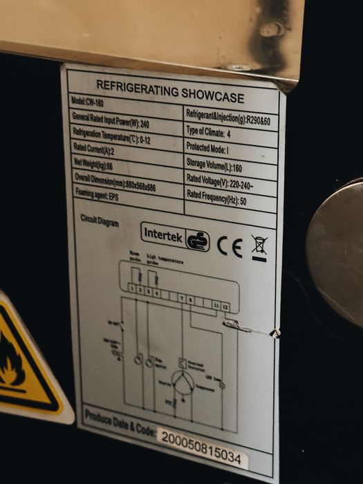 Хладилна витрина сладкарска 160л