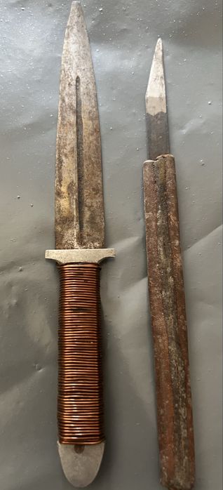 Конфискувано оръжие от затвора. Два ножа.