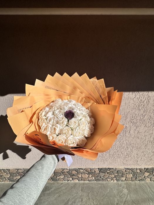 Buchet handmade din flori de hârtie – elegant, alb cu accent mov