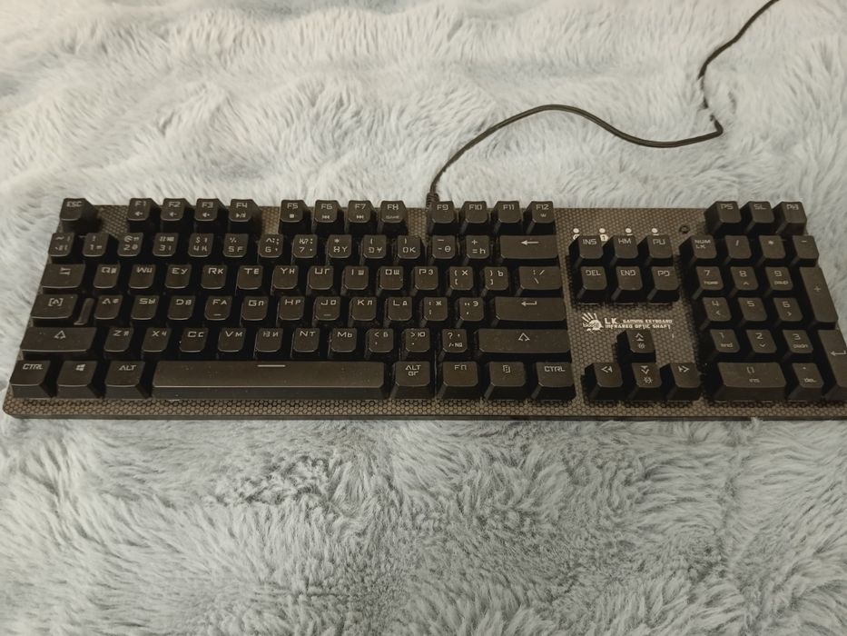 Игровая клавиатура Bloody B810RC с синими свечами в хорошем качестве