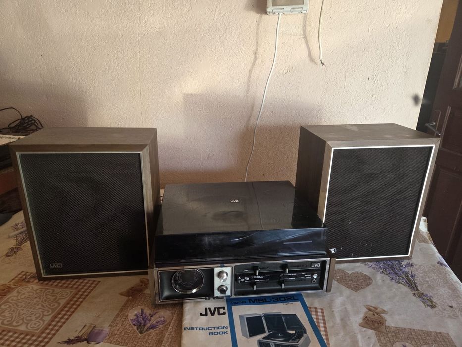 Vând pick-un cu radio JVC