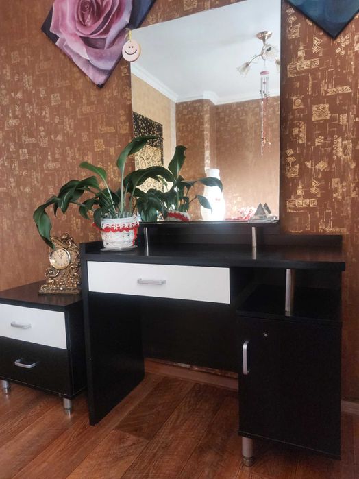 Продам трюмо с зеркалом и двумя тумбочками