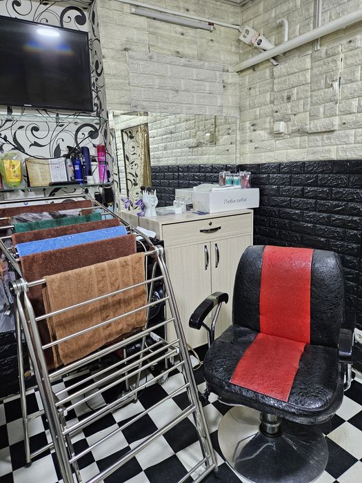 Salon kreslolari sotiladi. Xolati yengidey. Turibdi. Xamma narsasi bor