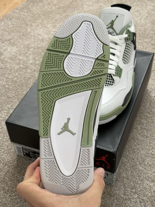 Jordan 4 olive 41 / 42.5 full box