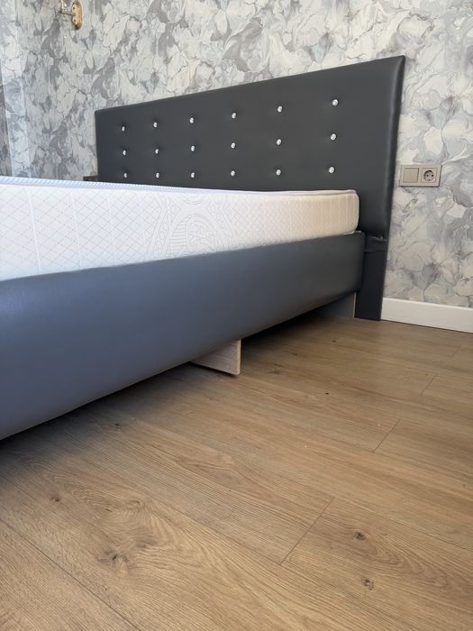 Кровать двуспальная с Матрасом