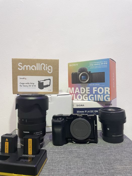 Sony ZV E10, Sigma 30 mm f1.4, Tamron 17-70 mm f2.8, Smallrig cage