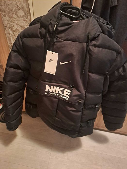 исание
Чудесен модел мъжко яке на Nike в размер L. Черен цвят