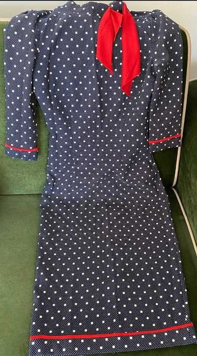 Rochie de zi pana la genunchi.