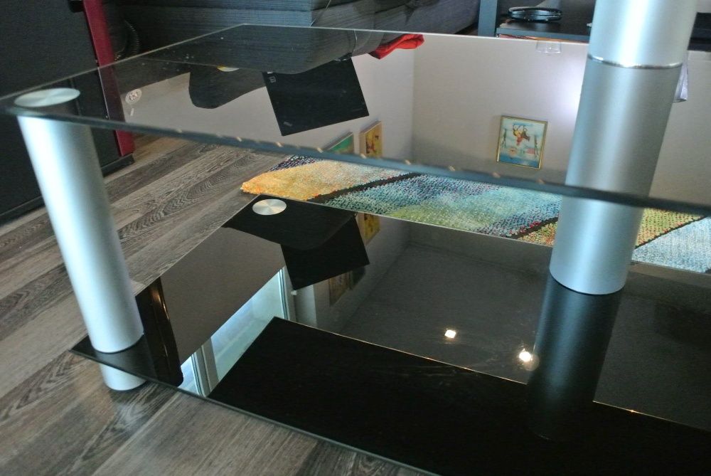 Фирмена стъклена маса за телевизор до 42 инча.