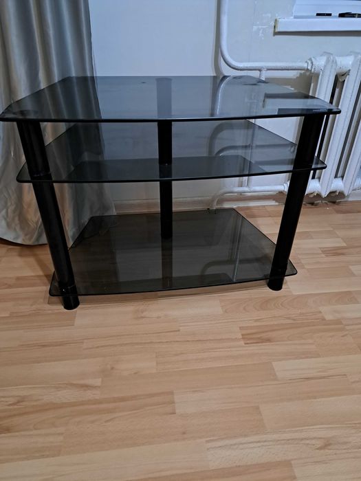 Тв. Столик в идиальном состоянии.