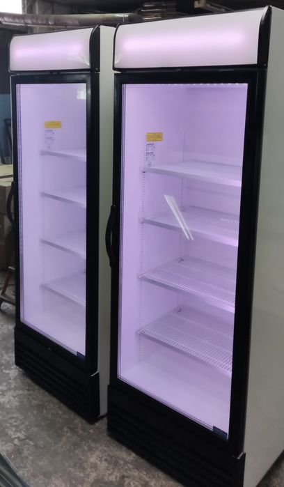 Вертикална хладилна витрина