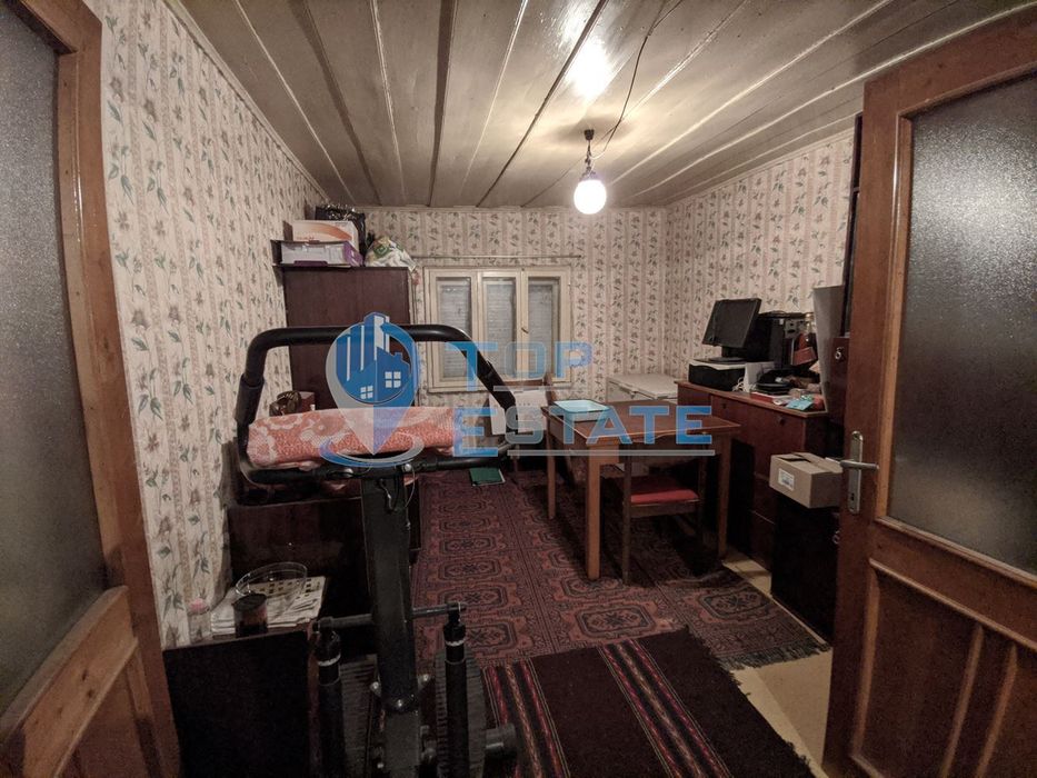 Тухлена обзаведена къща с магазин в село Сушица