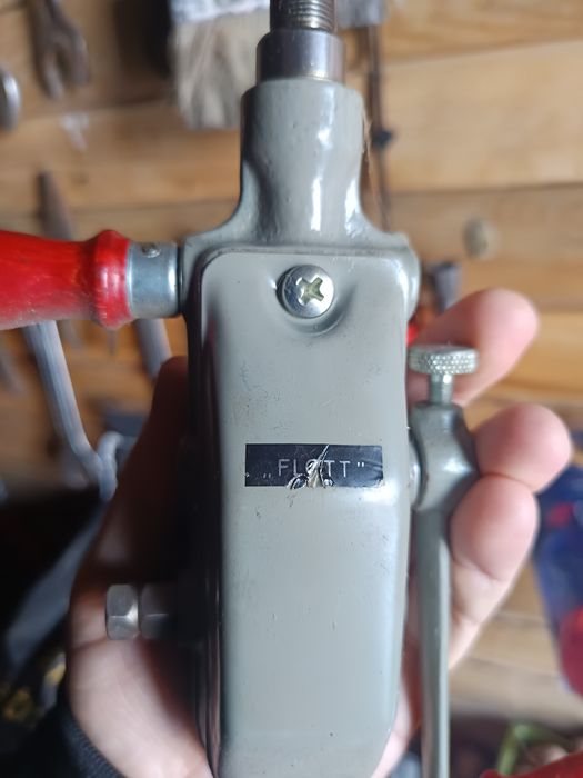 Mașină de găurit manuala