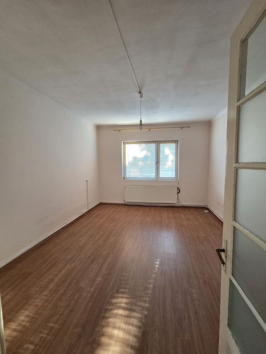Inchiriez casa veche