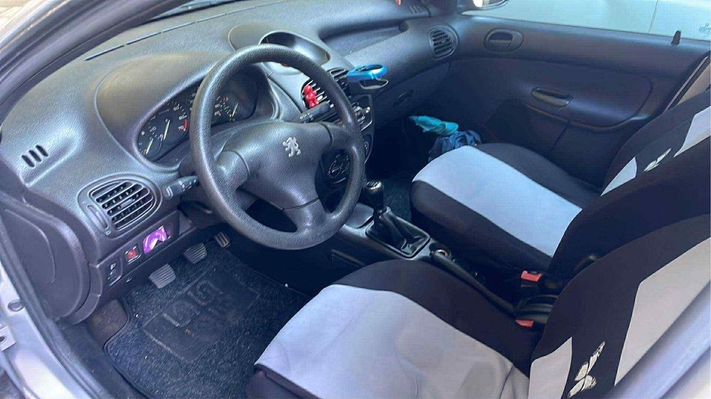 Продавам Пежо 206