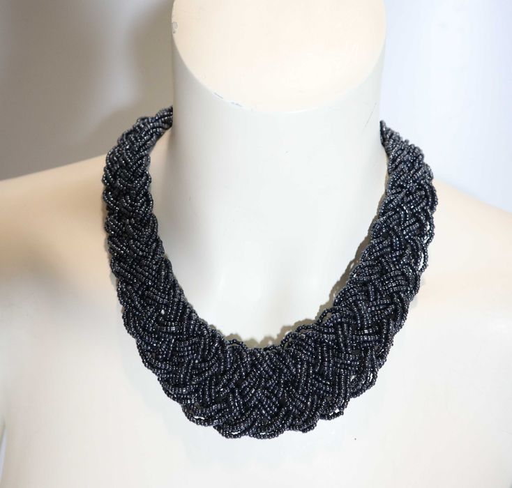 Colier modern din siruri impletite din margele gri metalizat