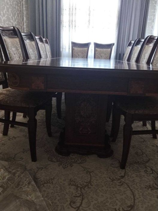 Mehmonxona uchun yong'oq daraxtidan yasalgan stol-stul to'plami