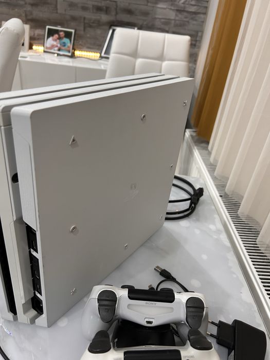 PS 4 pro 1TB + комплект G29 и 5 игри.