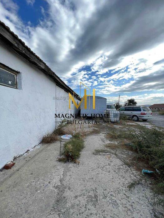 Складова база с товарен вход и частен паркинг в ж.к. Долно Езерово