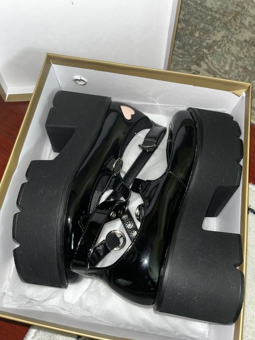 Продам красивые лакированные туфли