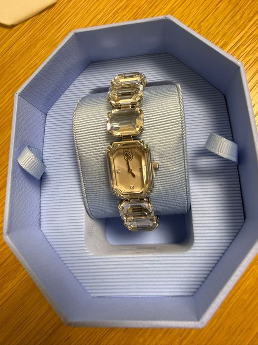 Vând Ceas Swarorovski Millenia
Ceasul este nou nefolosit vine