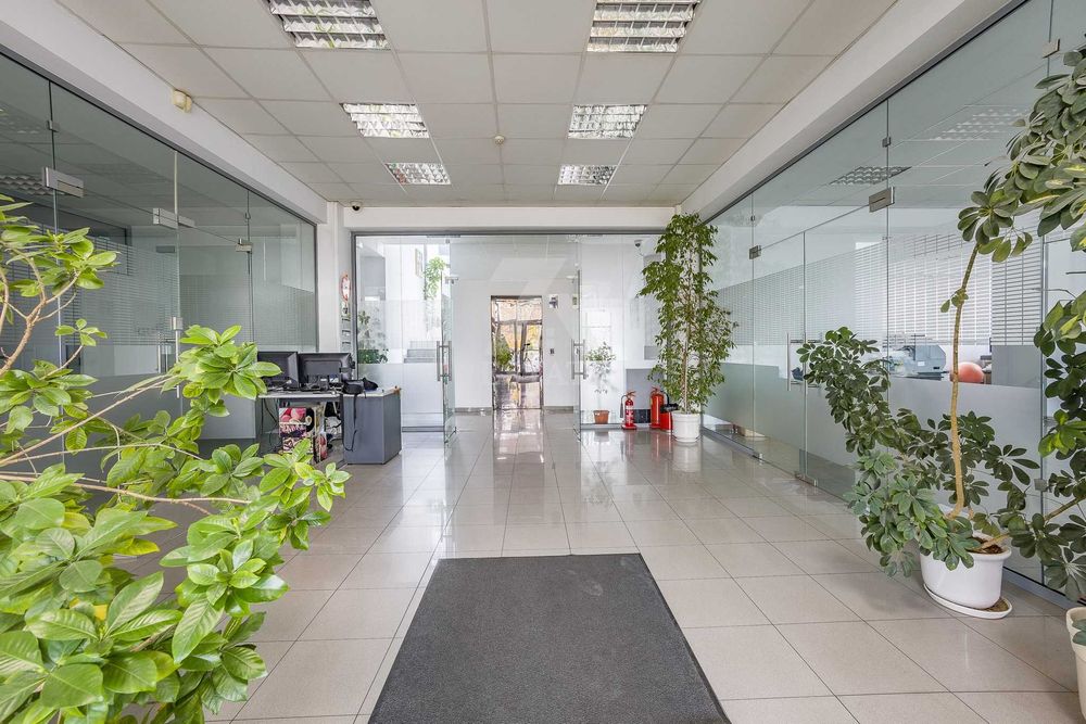 Дава под наем просторен офис в ж. к. Хаджи Димитър