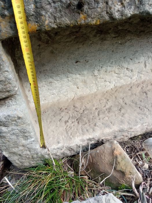 Камено корито от дялан камък