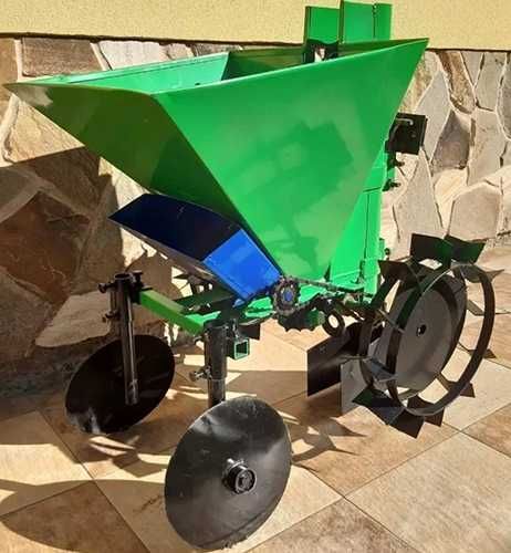 Semanatoare de plantat cartofi cu fertilizator motocultor