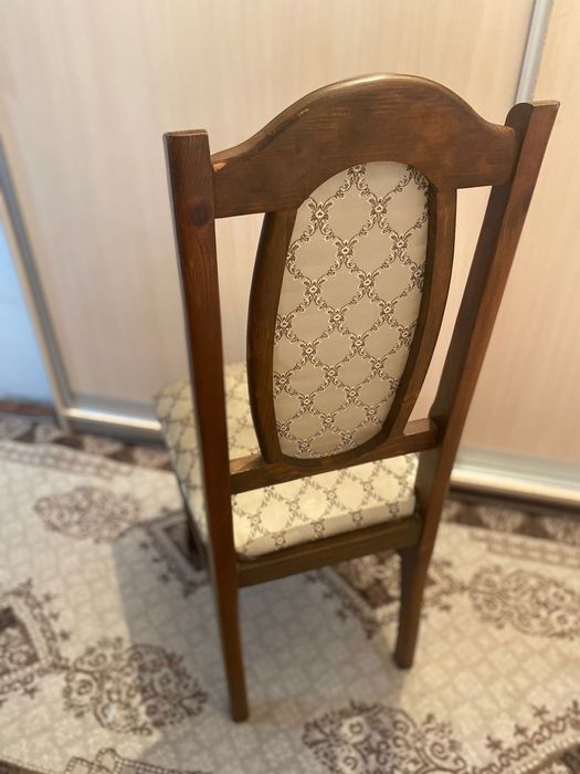 Стол и стулья для гостинной