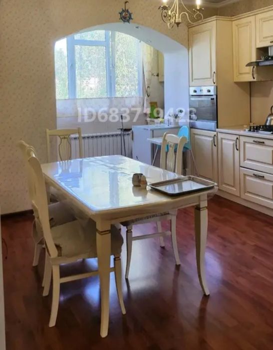 Обеденный стол и стулья