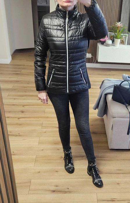 Geaca neagra potrivita la marimea M