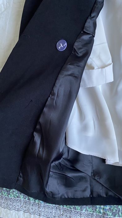 Қара костюм. Қалтасы терең.