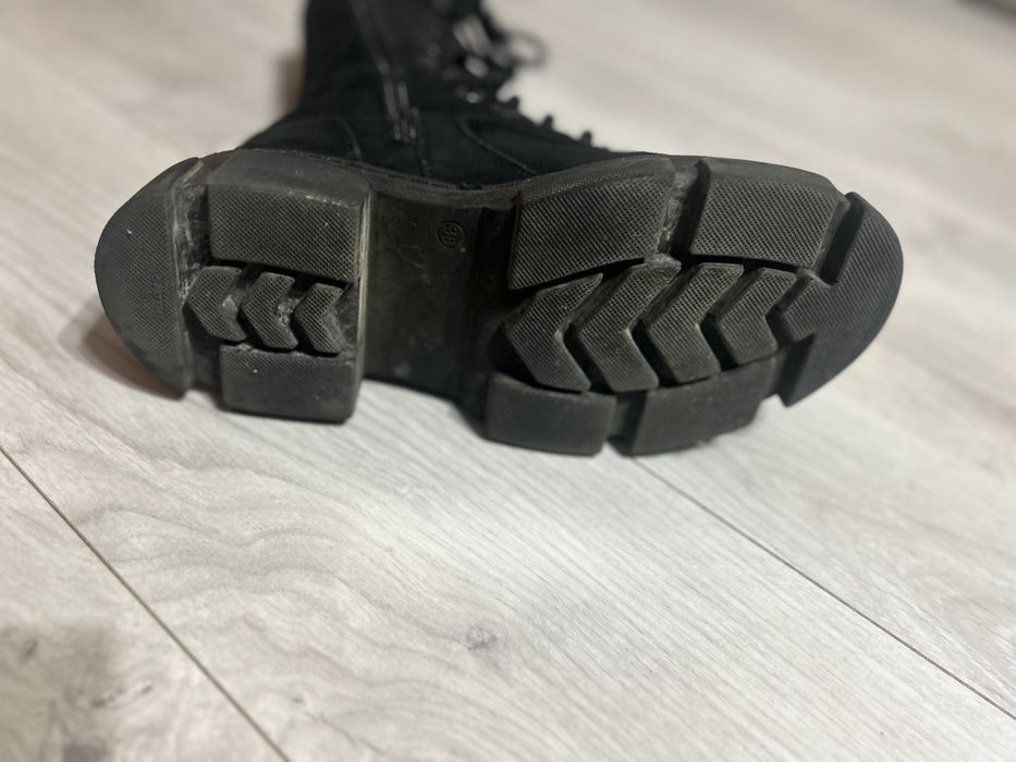 Ghete piele intoarsă, negre, talpă groasă, fermoar, șiret