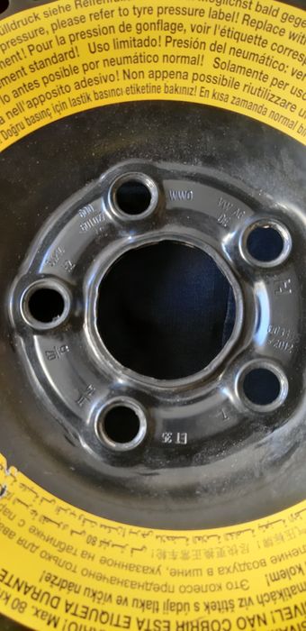 Новая шина с  диском на авто