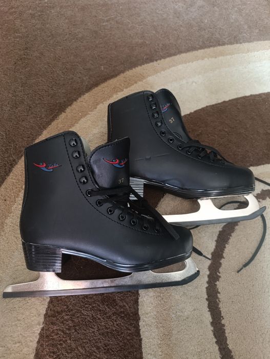 Продаю коньки фигурные