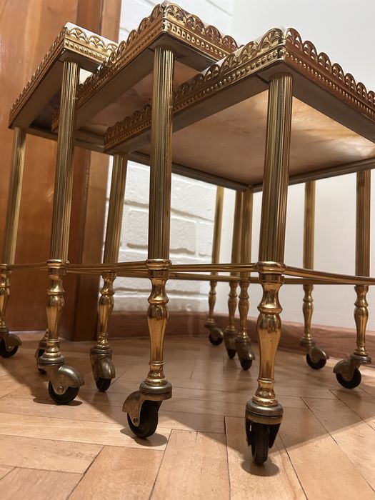 Антикварен комплект 3 ониксови масички с месинг „nesting tables“ !
