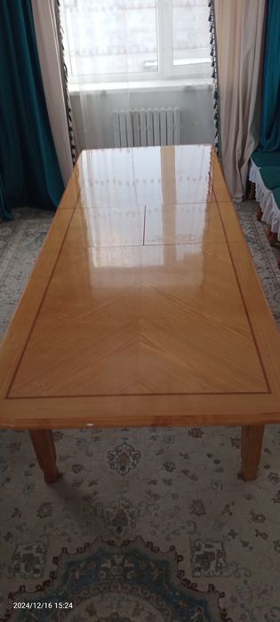 Стол для гостинной