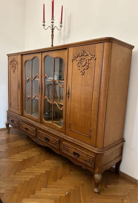 Продавам старинен шкаф и столове