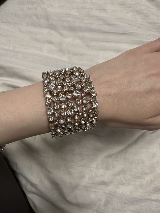 Гривна в златисто със сребристи камъни