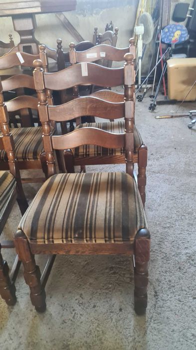 Масивен стол с орнаменти и дамаска от плюш