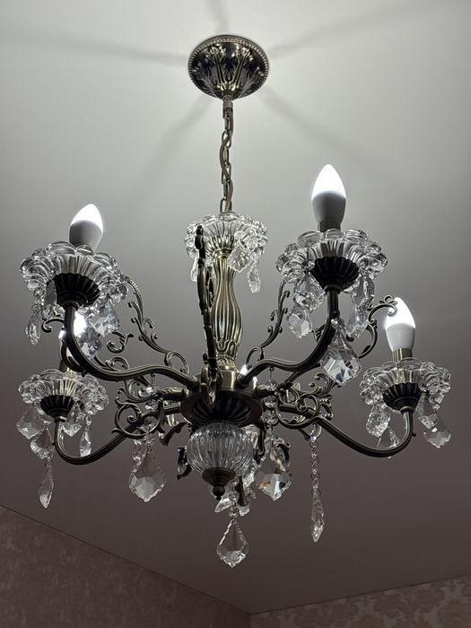 Люстра хрустальная.