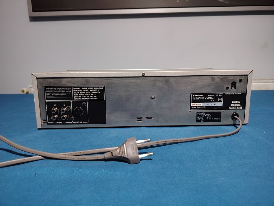 SHARP RT-31H Stereo Cassette Deck cu un defect nu se aude clar și nu se aude volumul tare.