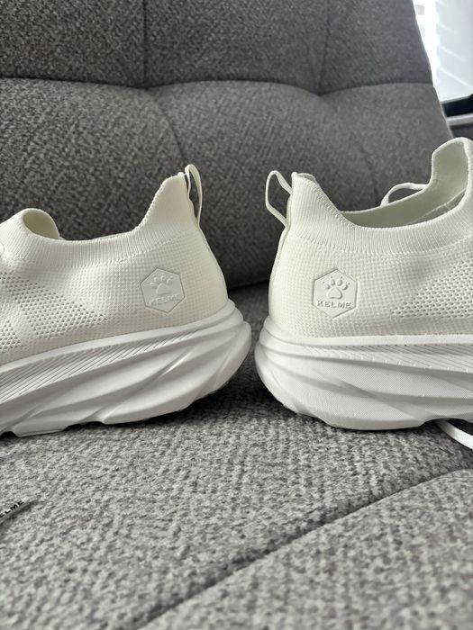 Кроссовки белые «Kelme» летние