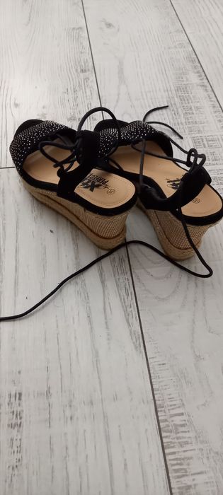 Сандали със връзки